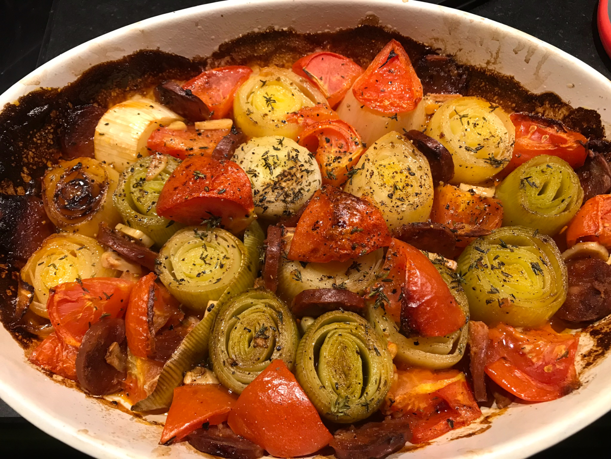 Leeks baked with chorizo and tomato